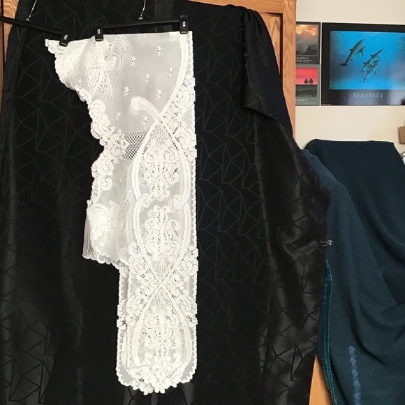 White Lace Mantel Scarf with angels and scalloped edging - Picture 8 of 8